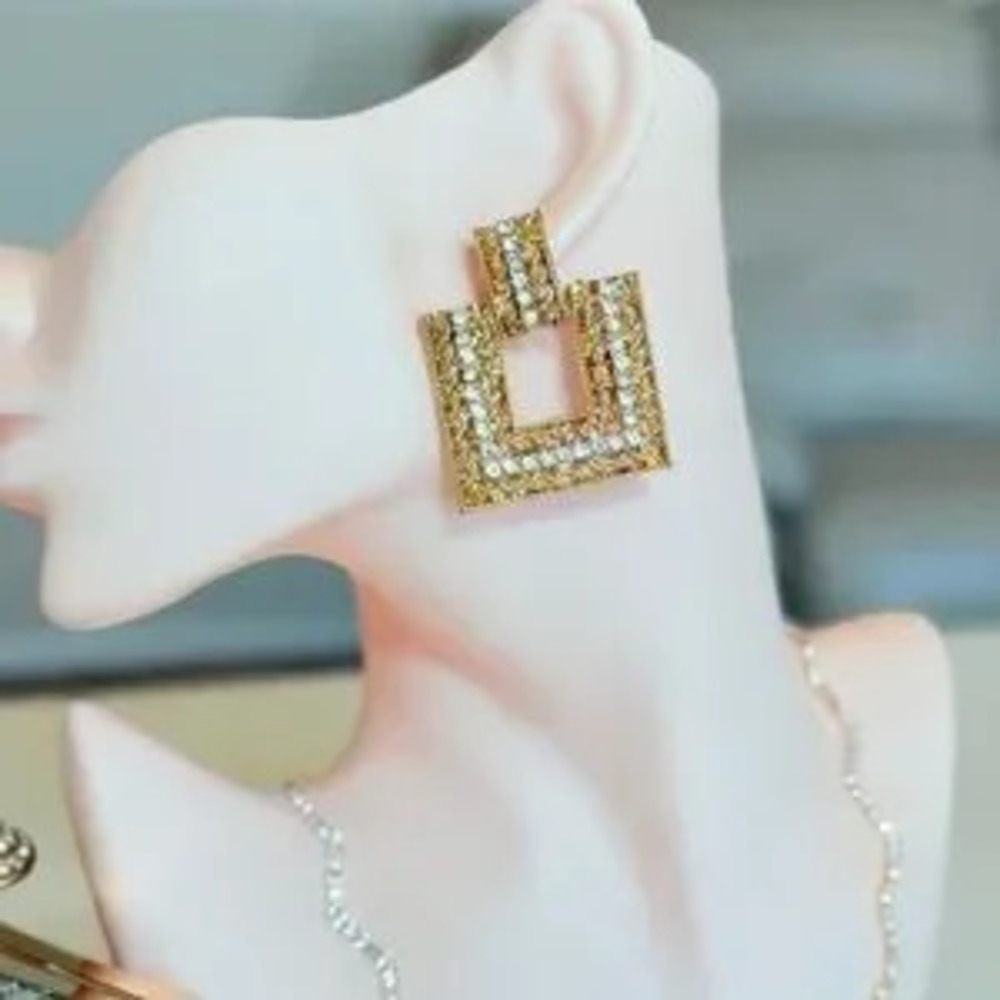 ?? Classic Gold Geometric Earrings